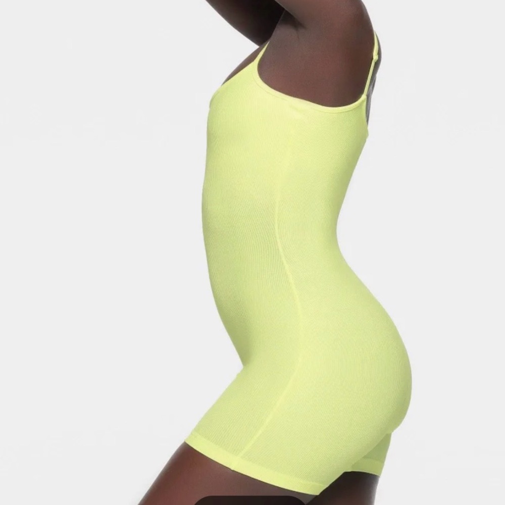 β¨ SKIMS Neon Yellow Scoop Neck Onesie | XS | NWT Ribbed Second-Skin Bodysuit π - Picture 1 of 4